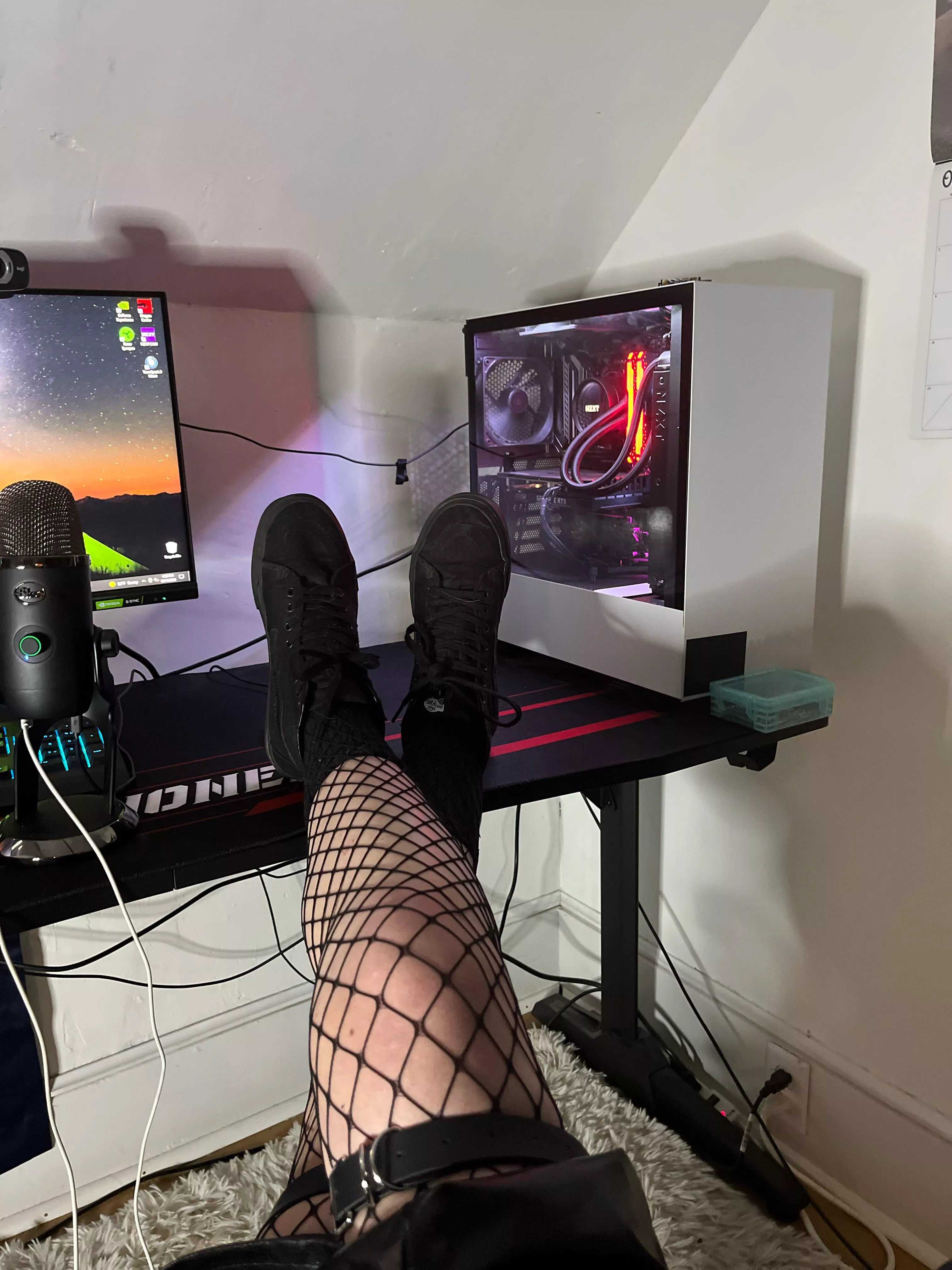 The homies don’t know I’m gaming like this (ignore cable management please I know I need to clean it)