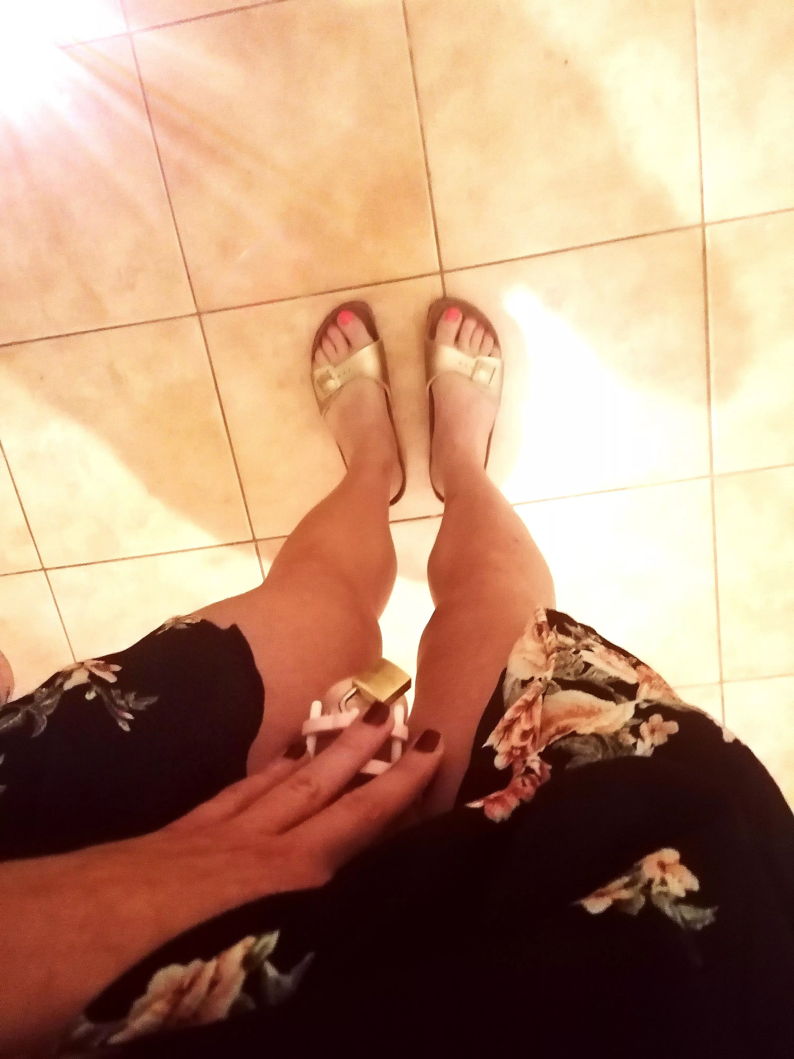 What's under gurls dresses😘