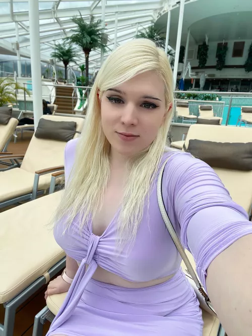 Would you vacay with a pretty femboy? 💖