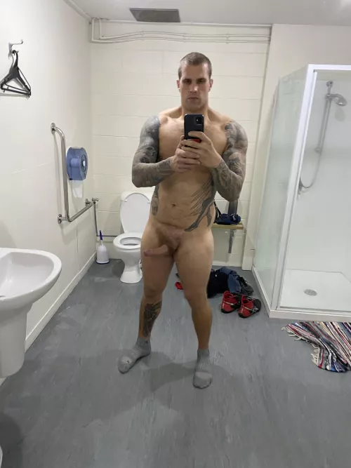 Any ladies wanna follow me into the bathroom at the gym after a workout?