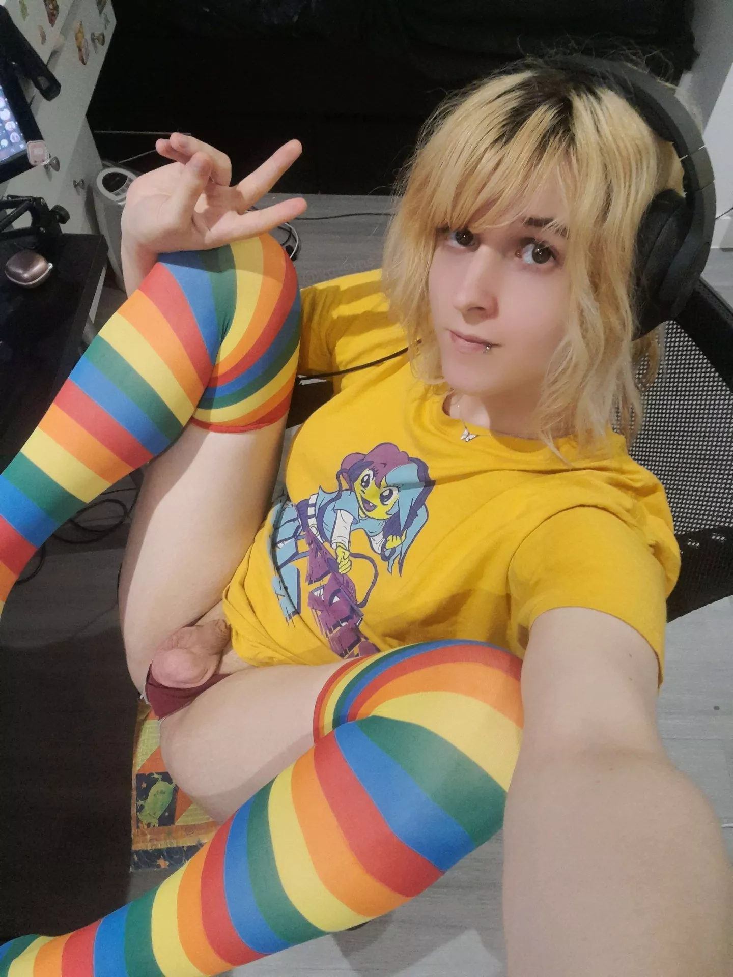 any1 wanna eat my ass under the desk while I game?❤️