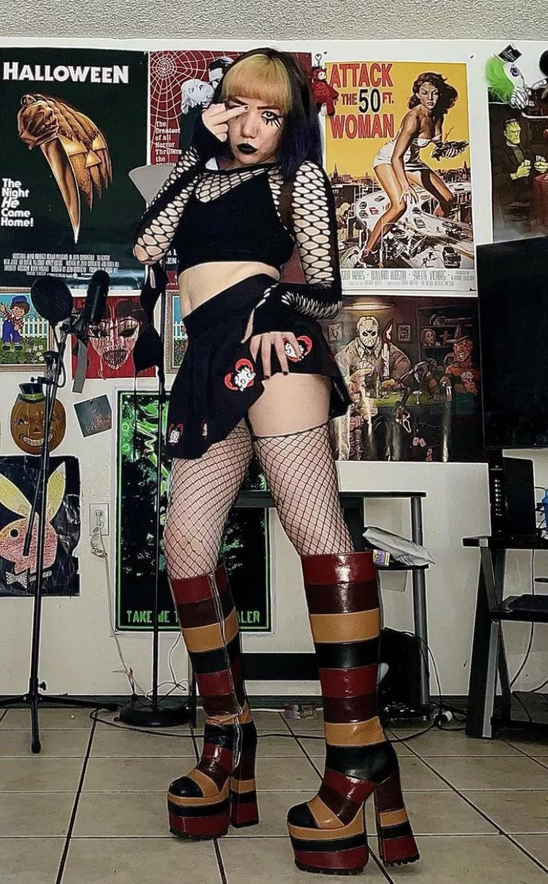 Anyone like gothic sluts?