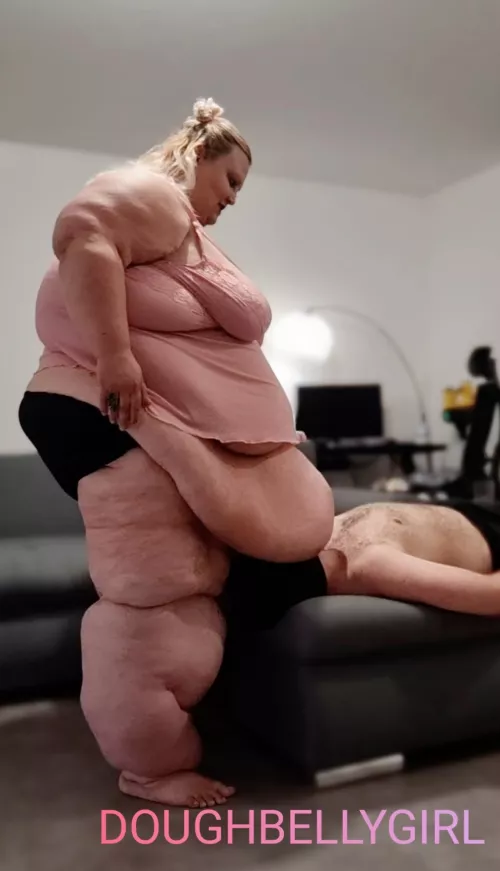 Guess What's Under My Belly 💋🔥