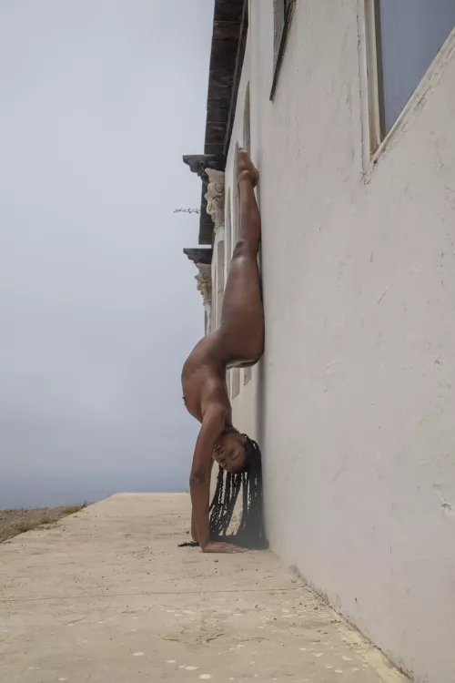 Hallow back handstand