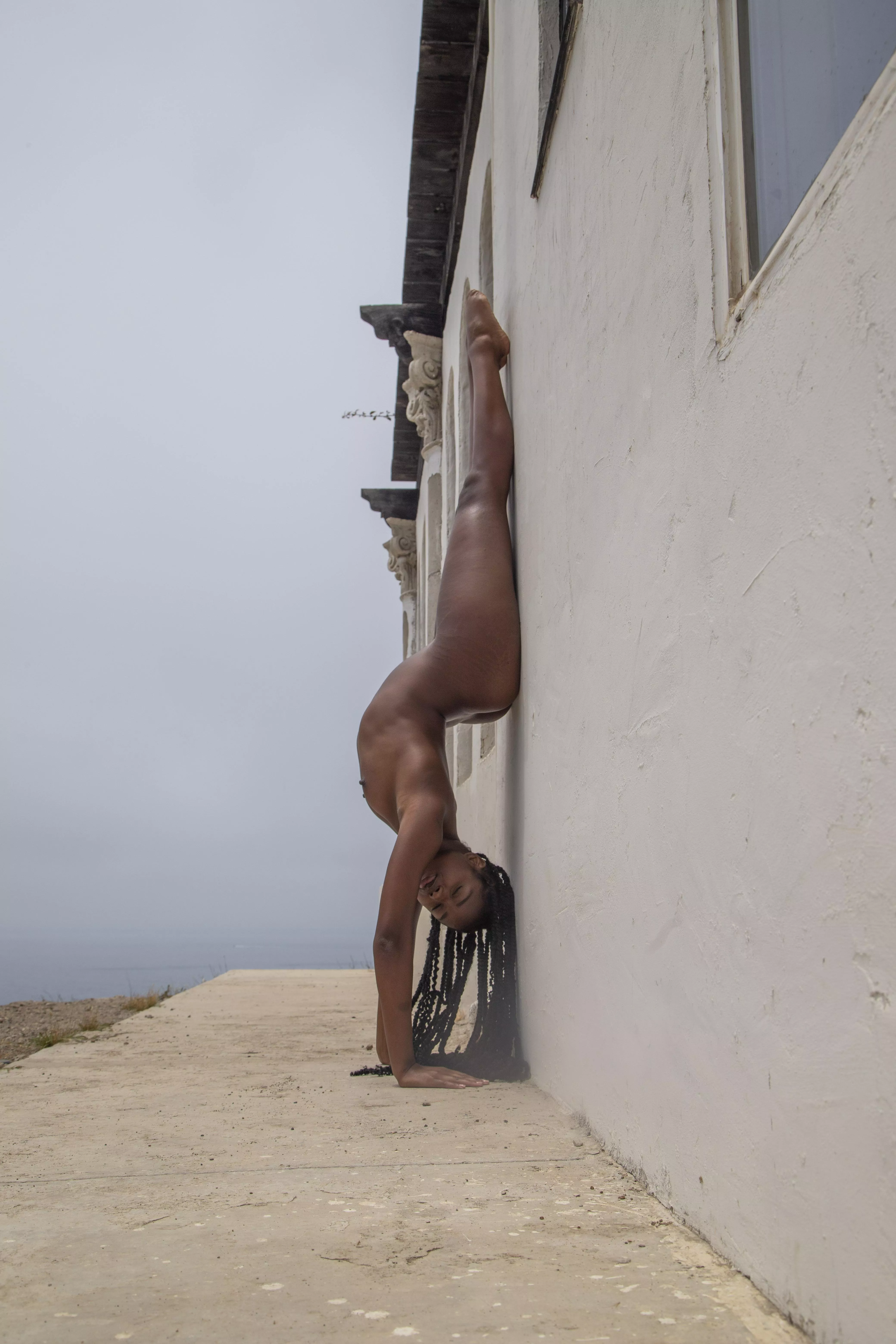 Hallow back handstand