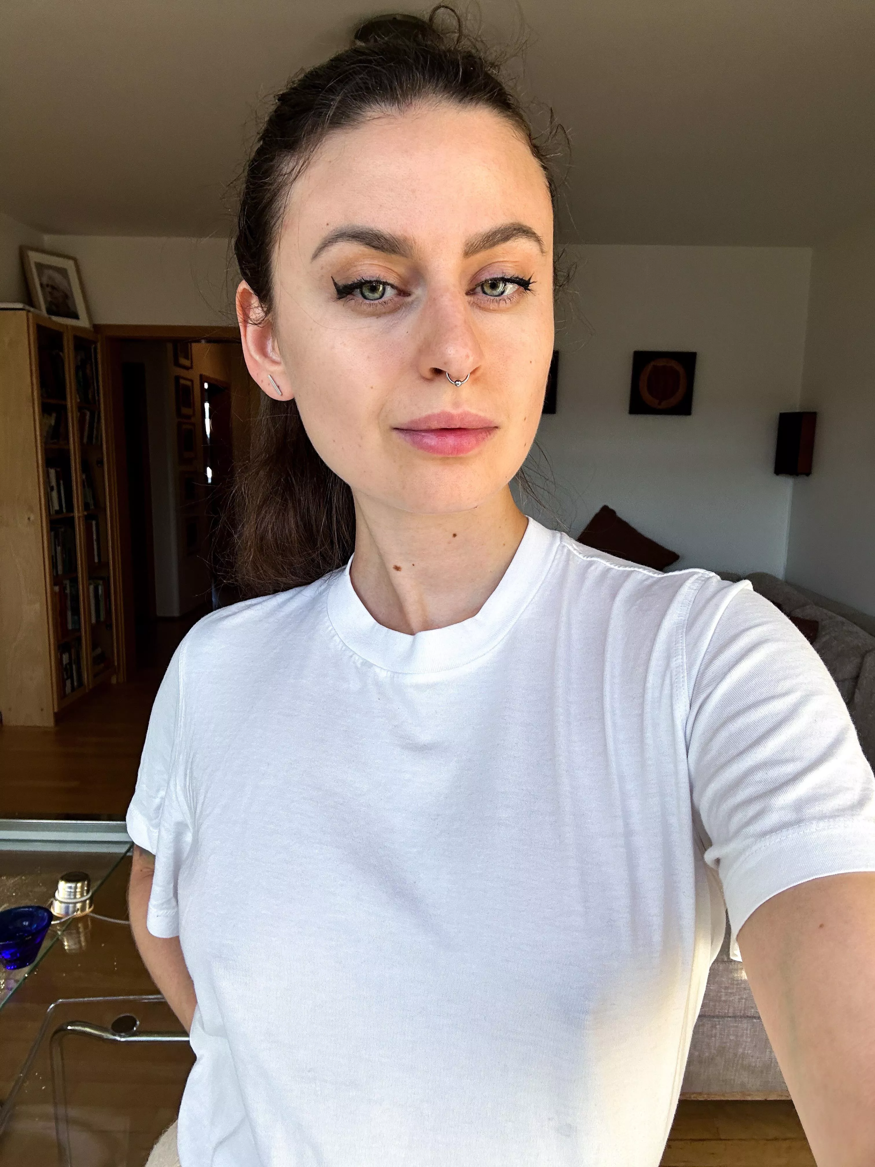 No bra with a white T-shirt - that’s a rule ☝🏻