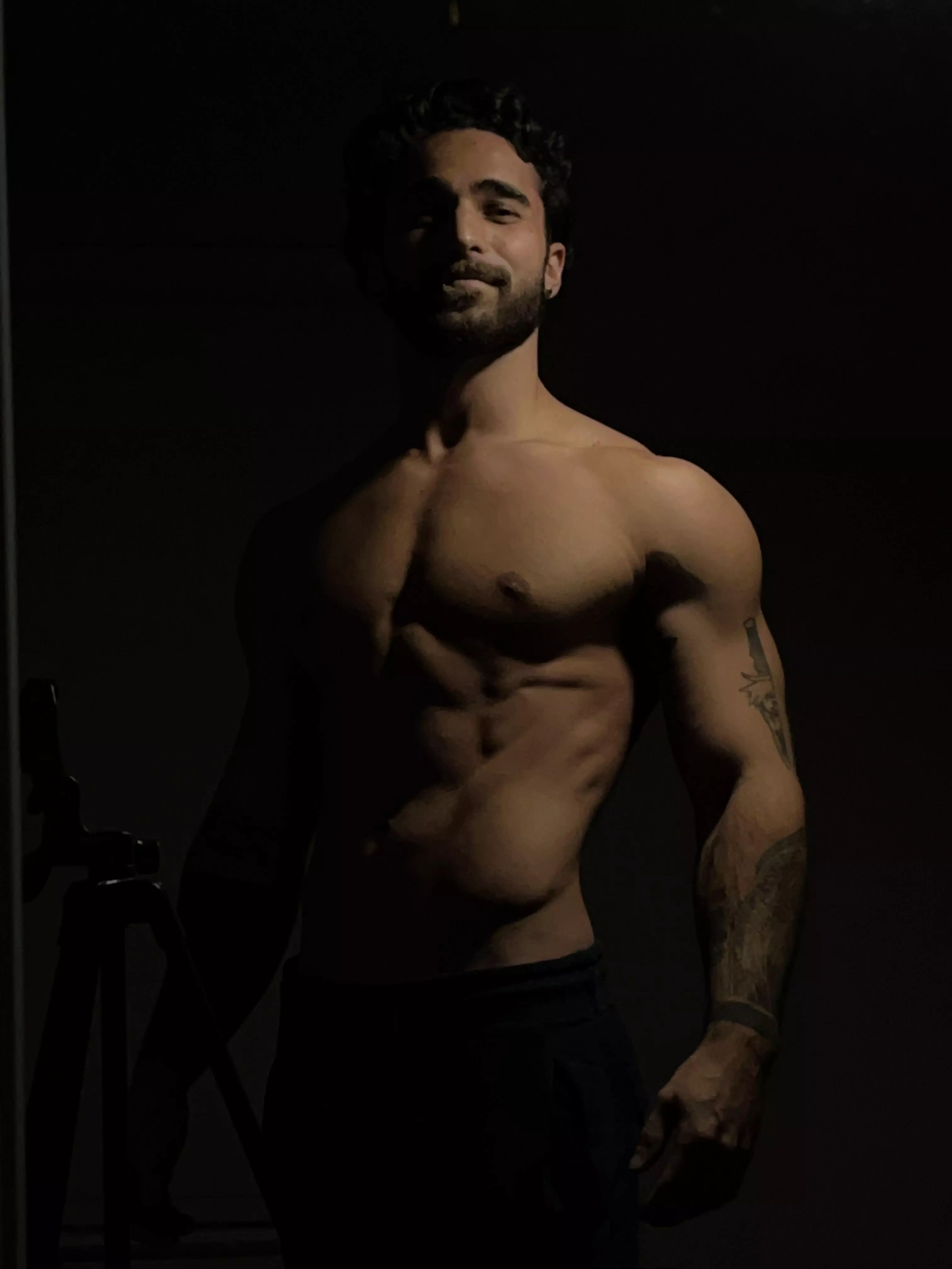 No lights, no shirt 👀