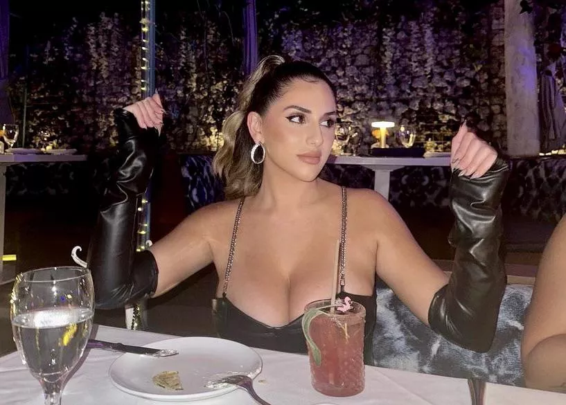 Queen of busty tits🍒🍒🍒