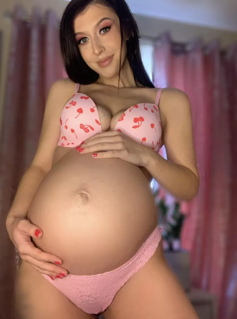 Throwback Thursday 💕☺️ look how big I was with ONE baby!