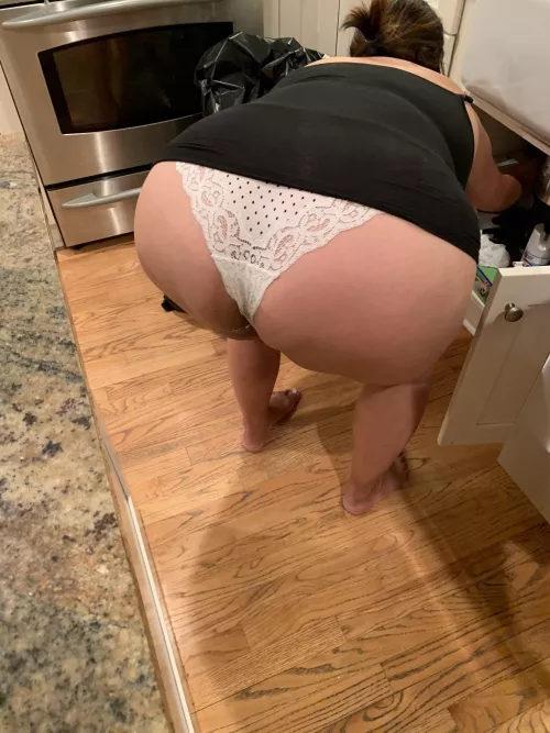 Trading and stroking. Wife is in her mid forties and has had 3 kids, so if you’re looking for fit and skinny, she ain’t it. Would love to cum for your real wife, flaws and all…will show face eventually, just not right off the bat. Bi more than welc