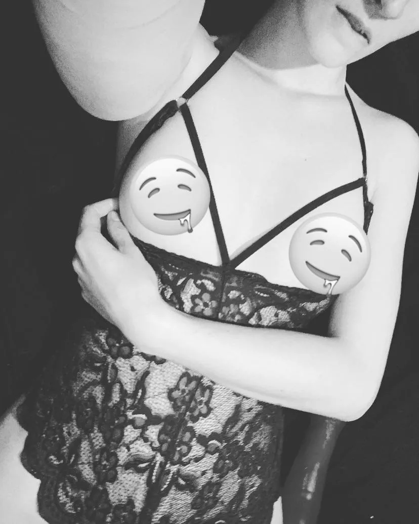 You’ll have to be in my onlyfans dms to see with out the emojis 😋😋😋 I’ll try on all my lingerie for you as well Subscribe https://onlyfans.com/just_jessxo