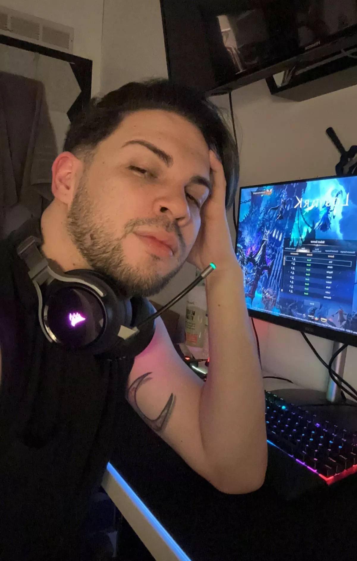 Been a rough week at work. Time to unwind for a bit. Let’s chat cuties