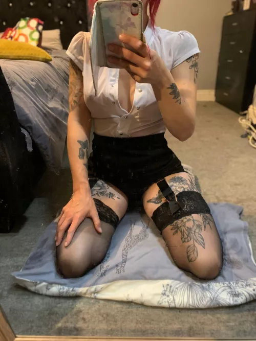 Come explore a naughty milf 😈