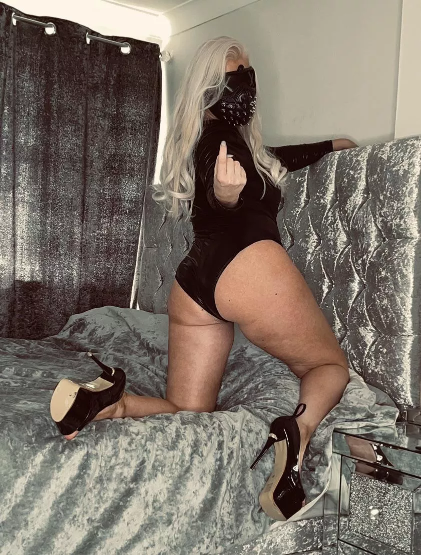 [f] Nearly Halloween, time to dress up sexy with that booty on show