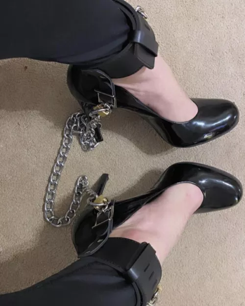 Heels locked on and ankles together