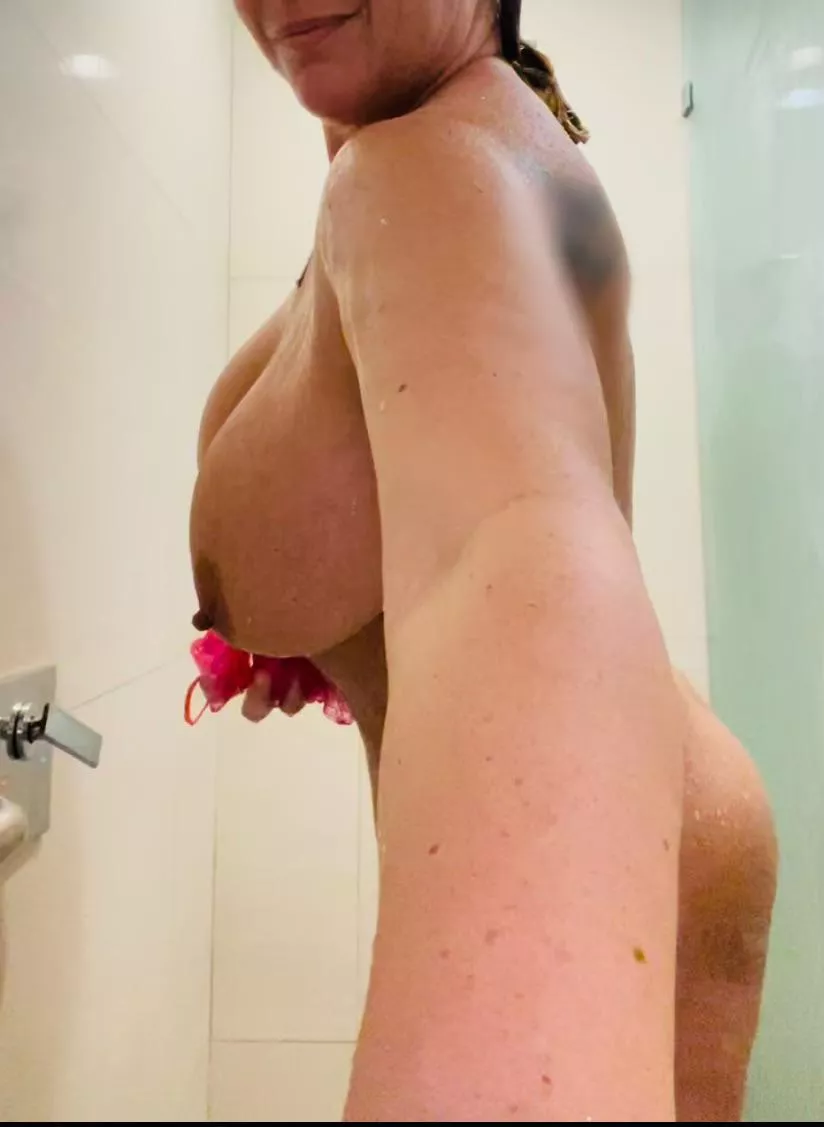 Shower time! Bring me your 🍆. 😘🔥😈