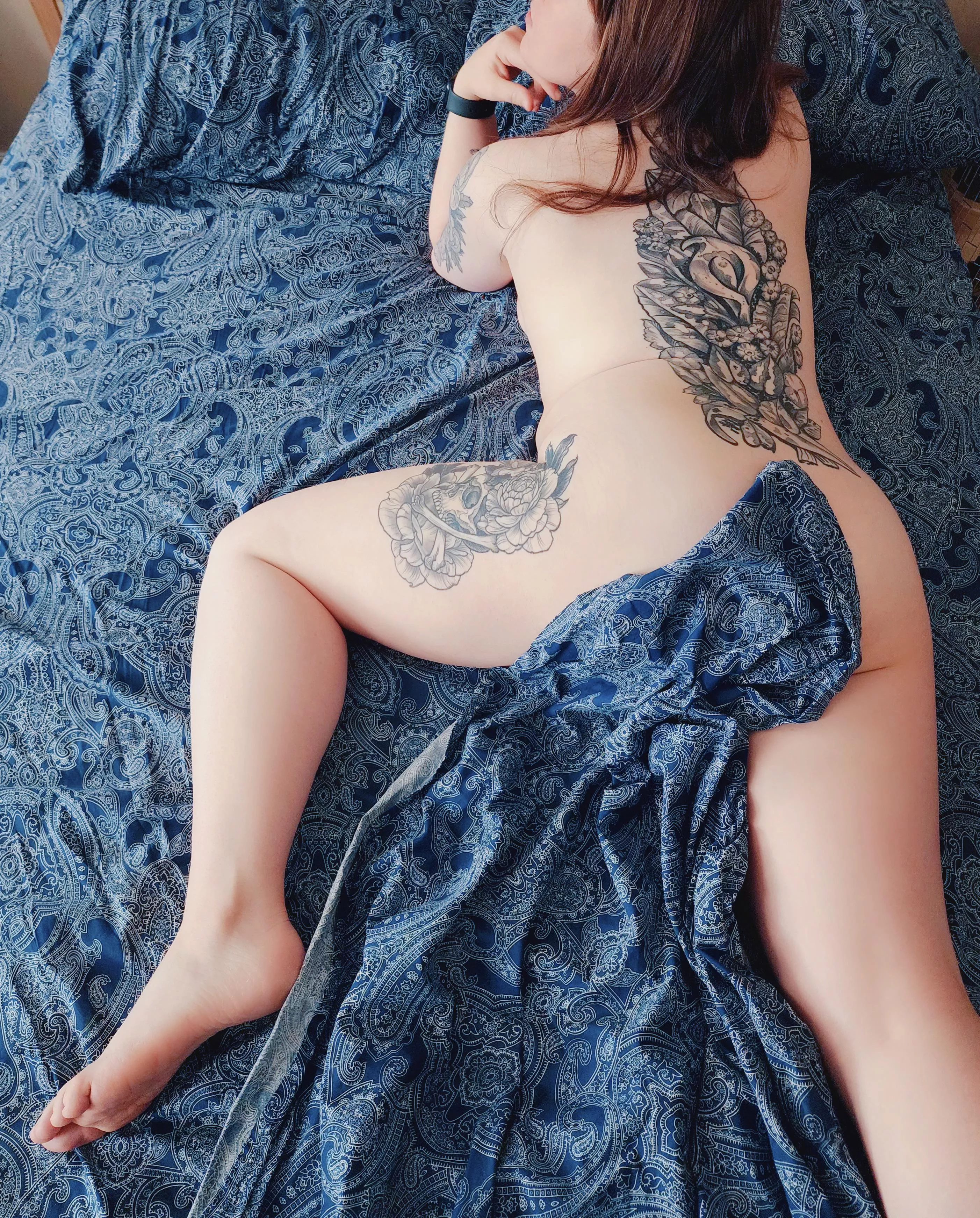 Who wants to get tangled in the sheets with me? 😏