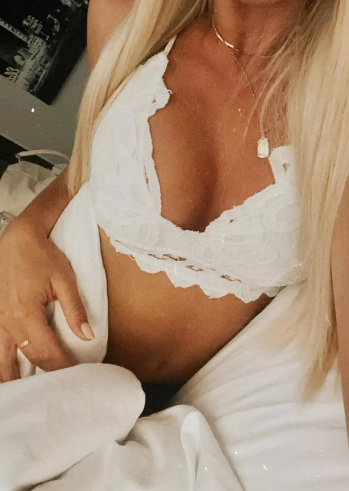 Work from bed kinda Friday. Who’s going to keep me company? 🥱😏