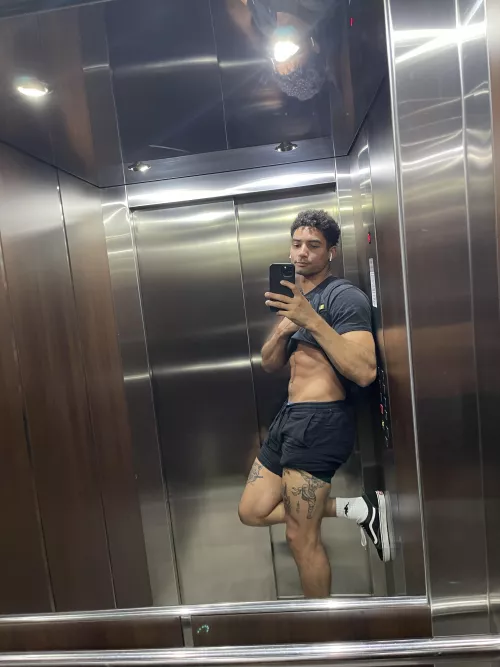 Feeling myself in the elevator😆