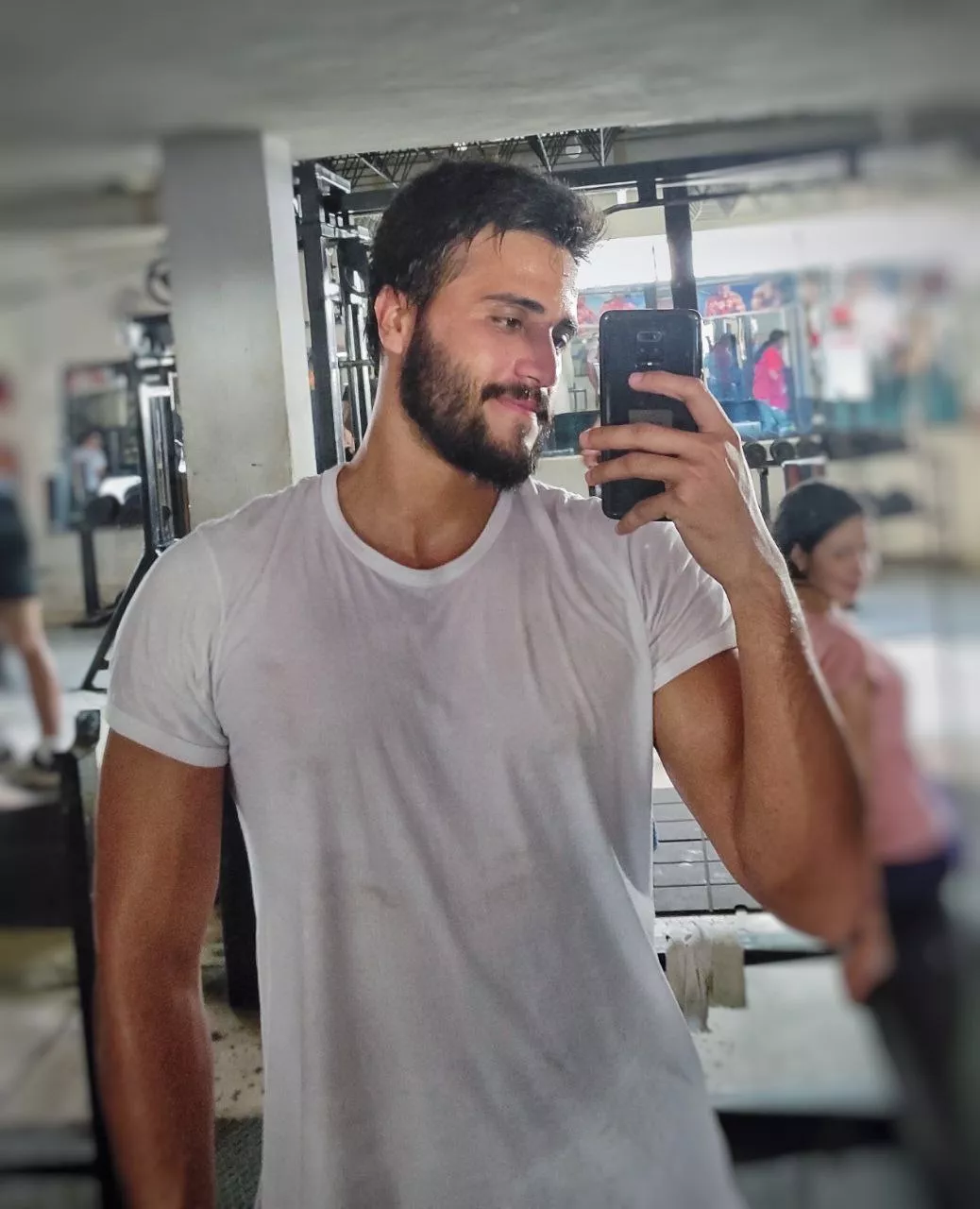 First week training at the gym ✔️ ignore my cousin behind me 😆