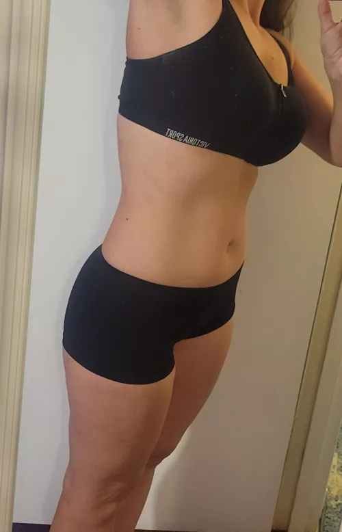 I also love Victoria’s Secret sports bras!!😍