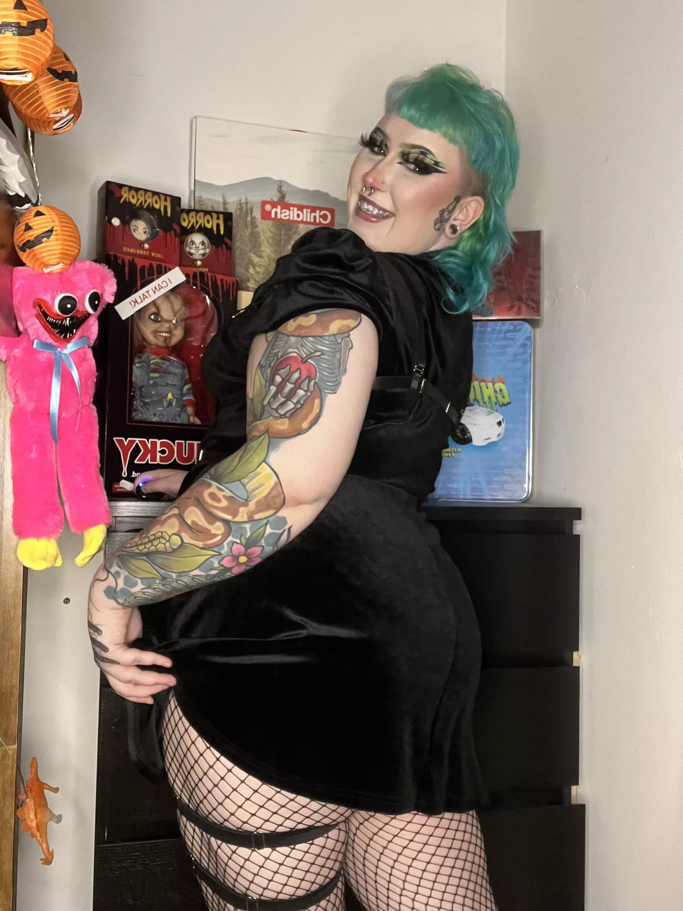 i think i’d look better with my clothes on your bedroom floor!