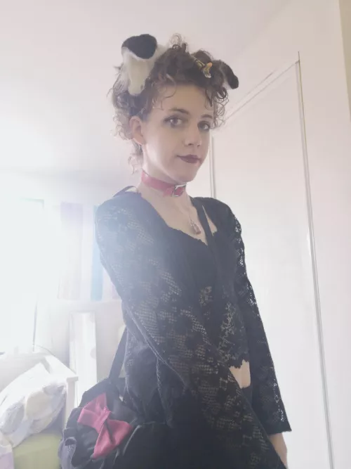 it's fun to pin your hair up and see it short again >.<