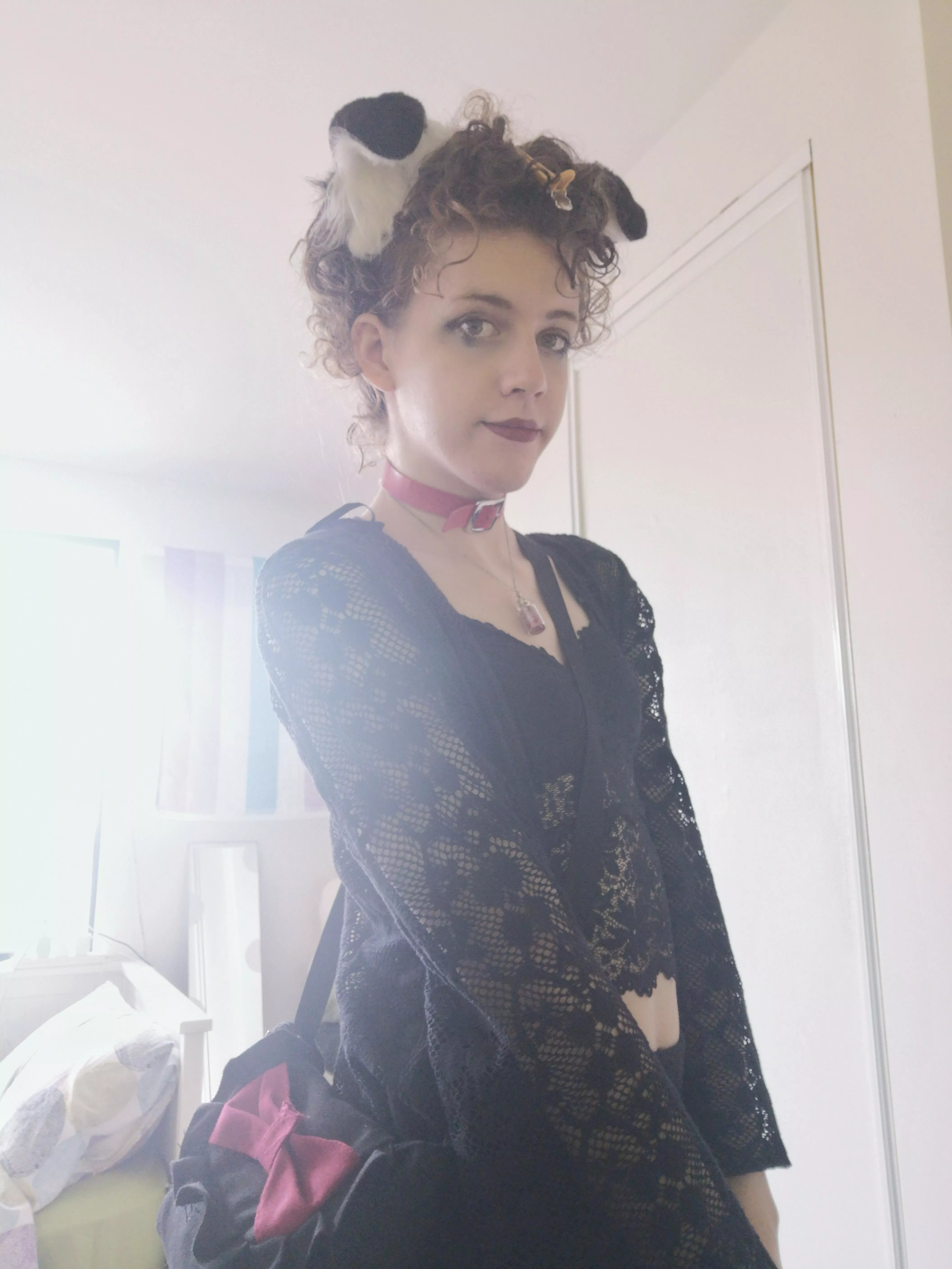 it's fun to pin your hair up and see it short again >.<