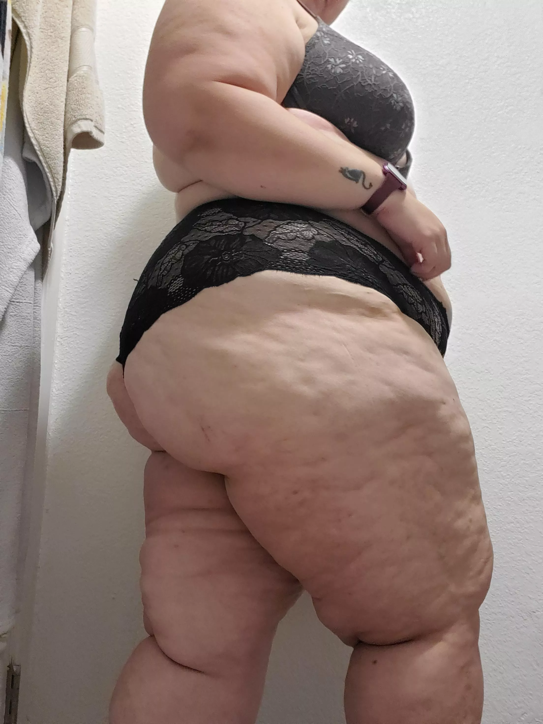 Just some ass and thighs 😘