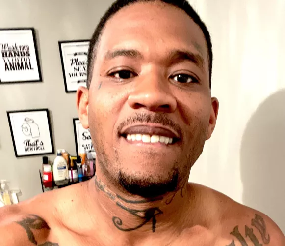 My girl is sleeping and up horny as fuck for sissy.. who wants to kick it on cam and be my sneaky link..