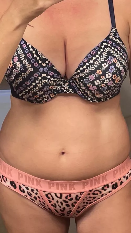 VAULT: 10/15/21 - VS floral w/ peach leopard thong