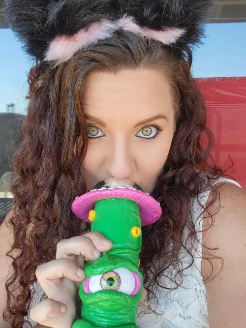 Who's got better eyes? Me or my bong?? lol 😘