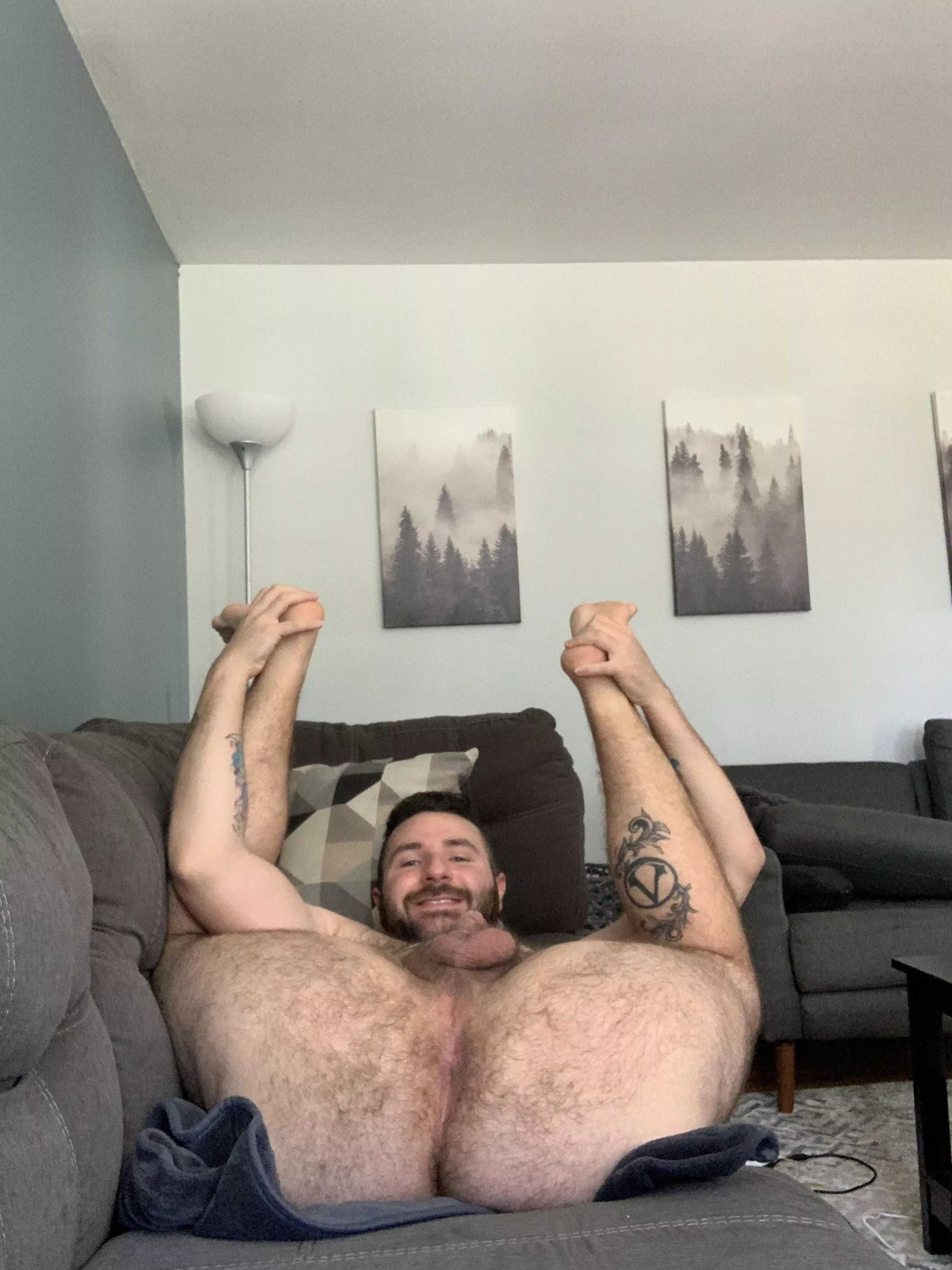 Any big, strong and dominant bears wanna fuck me??? 😁
