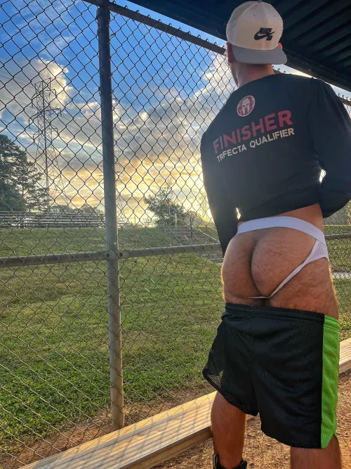 Buy me some peanuts 🥜 and crackerjacks ⚾️🧢