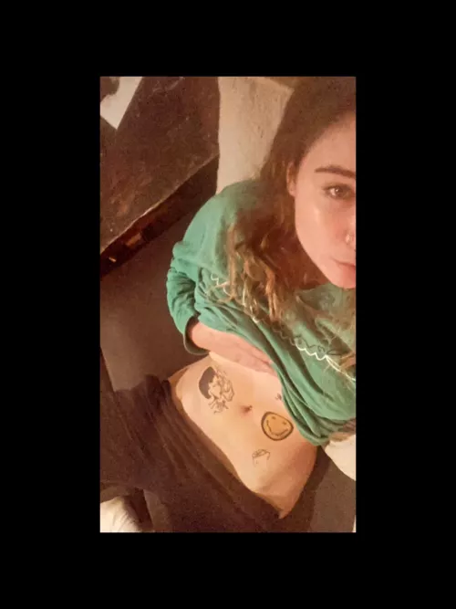 Chill n smoke with me 🖤😈19f 🥴🥵