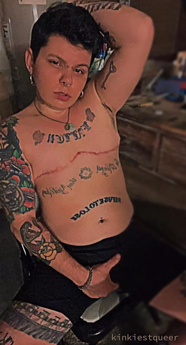 Come bring me coffee and kiss my tummy. Please. 😈😘