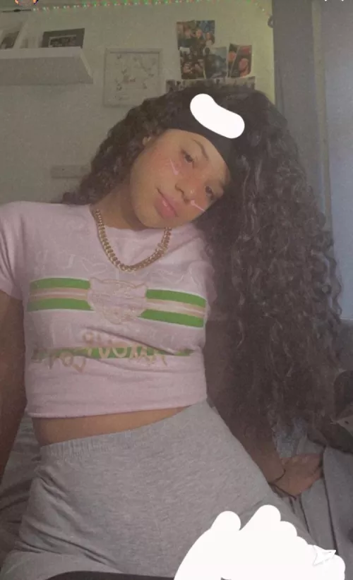 Dm if you can jerk to her live on cam on a second screen