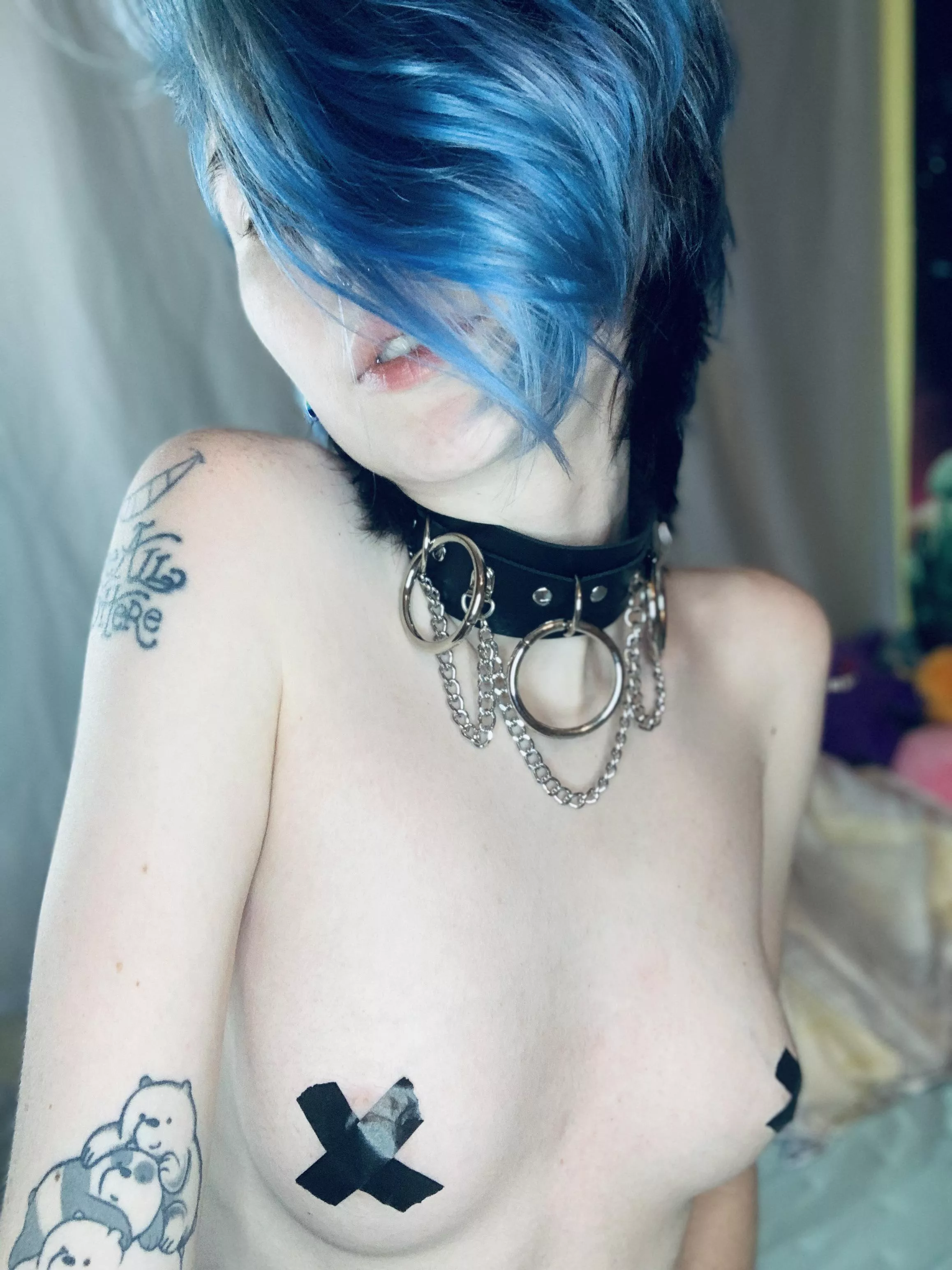 do i look good in just my choker 🥺🖤