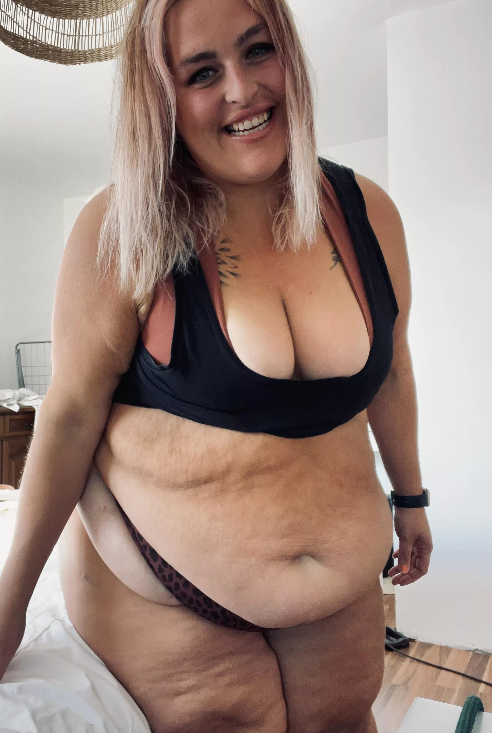 hmmmmmm idk if this pantys fit 🙄 wish a nice sunday to all lovely boys 😍😍