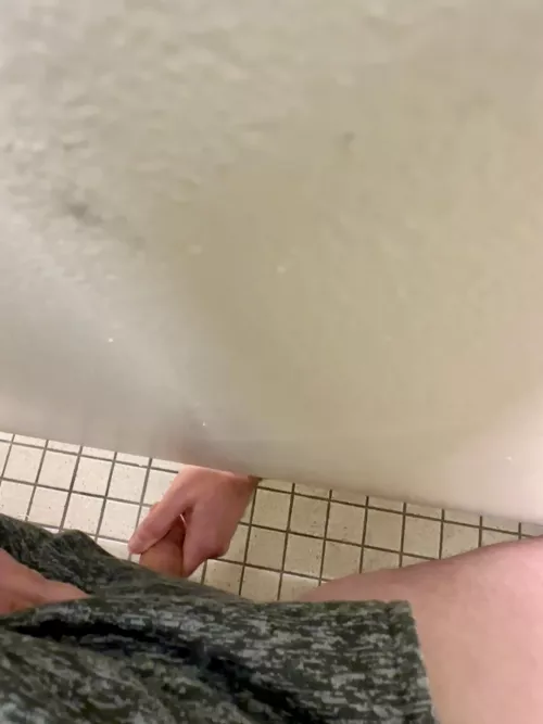 It started with a few foot taps and ended with me shooting a few ropes under the stall and onto his work shoes 😅