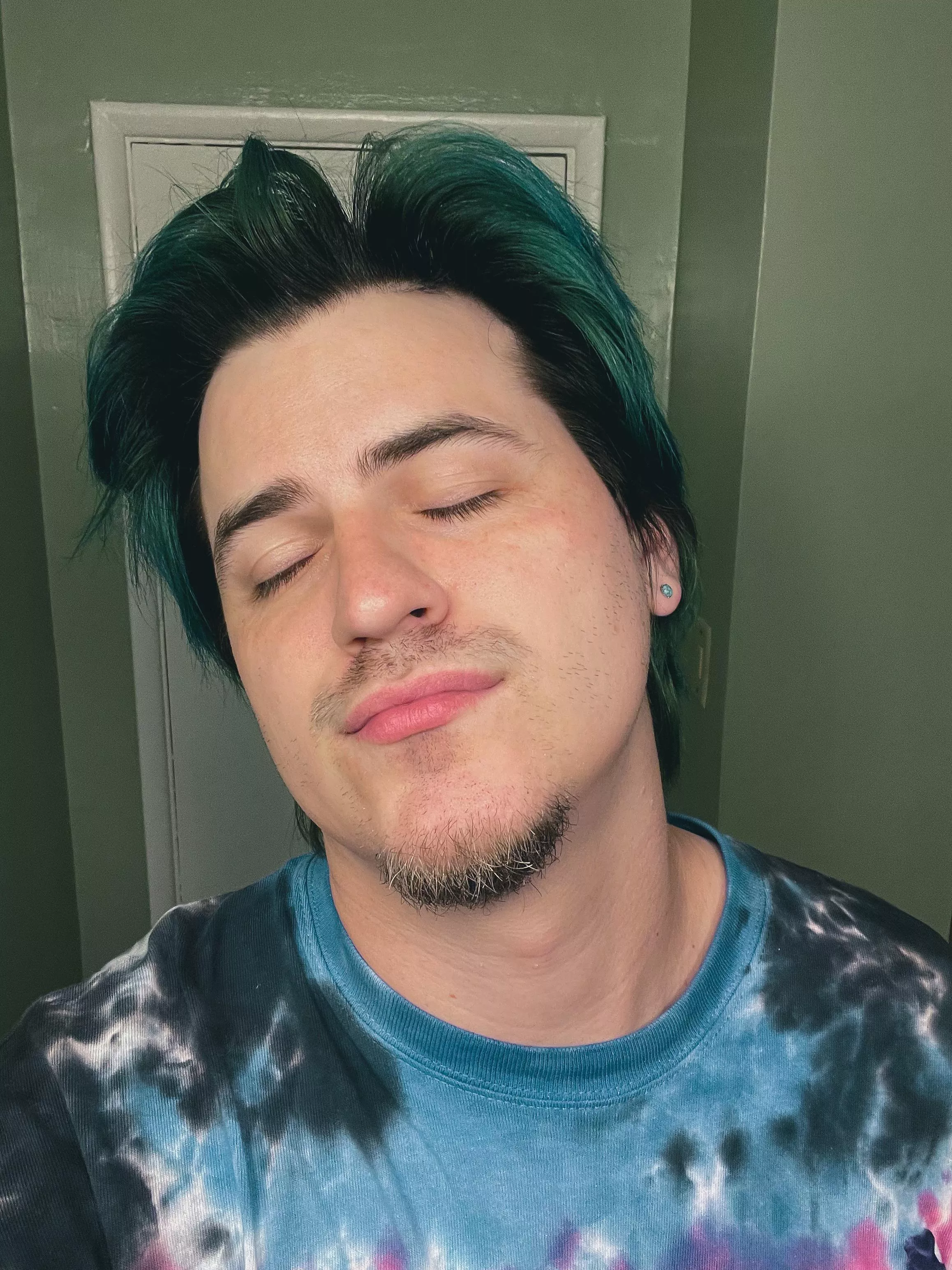 It’s finally raining here, sounds amazing 😌