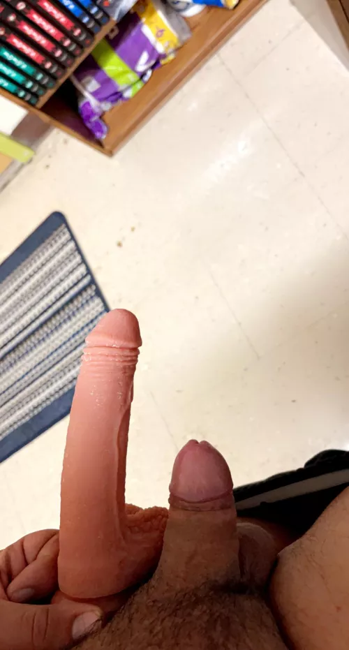 Me compared to my toy:) my new gf let me use it on her too, she had no problem taking the whole thing😅😍