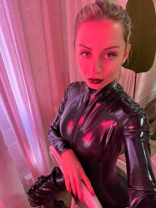 Need a subby bitch to polish My latex with their tongue 🖤 [oc] [domme]