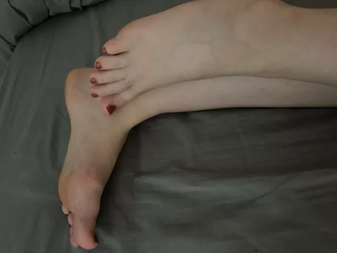Someone pamper my toes and soles 😍