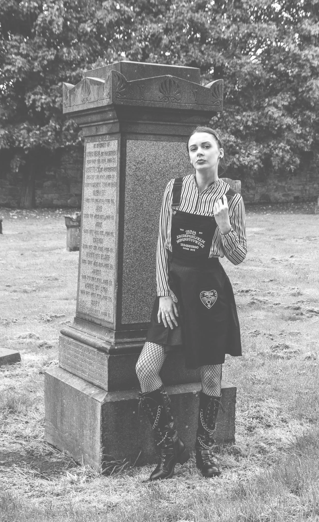 Gothic inspired shoot, with my fishnets😍👻