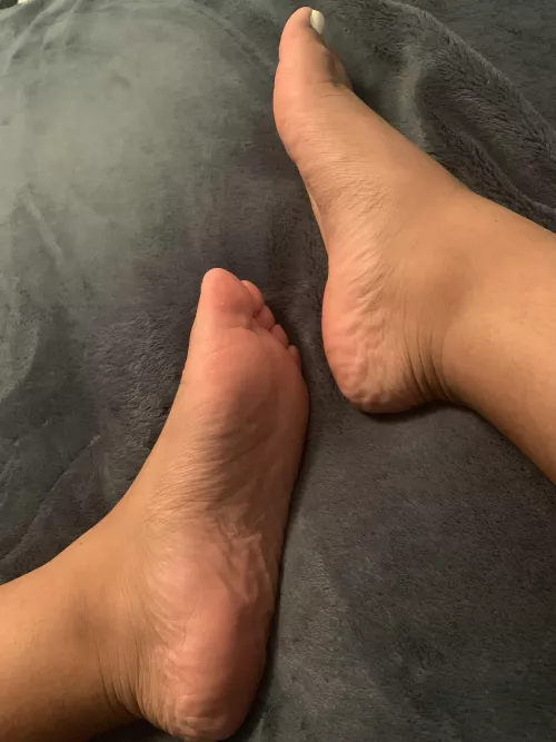 hey babe, do my soles look like you can cum on them?? 🥺 DMs/PMs Welcomed!!
