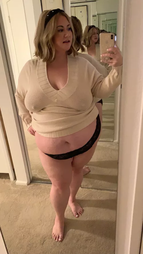 How do you feel about good girls with curves? 😘😘