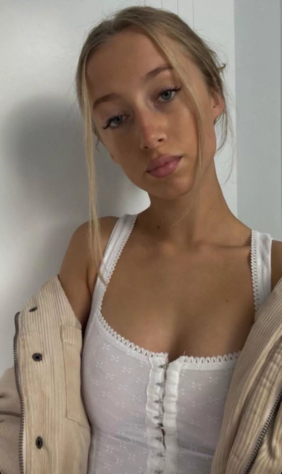 need tributes for blonde irl, dm for pics i will feed, n lim, no nudes