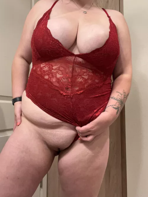 teasing some big tits and pulling this to the side for you 💋