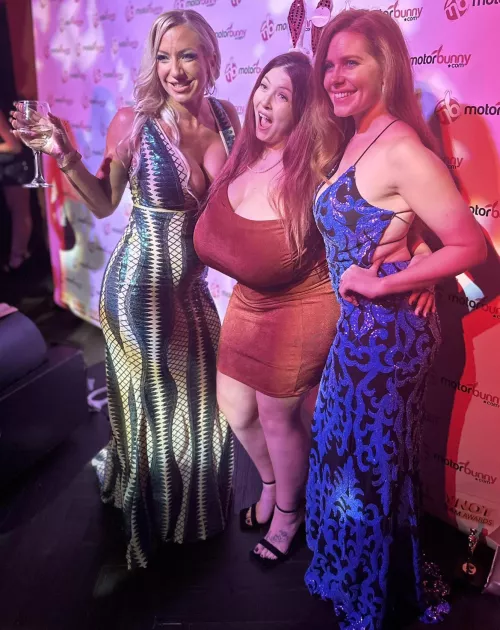 The blonde definitely has it going on but still no contest 🤪😍